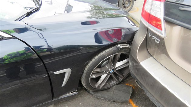 Muž ukradl v Německu BMW a ujížděl s ním do České republiky. Policisté ho zadrželi v Domažlicích, kde naboural tři auta.