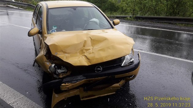 Při tragické nehodě dvou osobních aut u Plas na Plzeňsku zemřela starší žena.