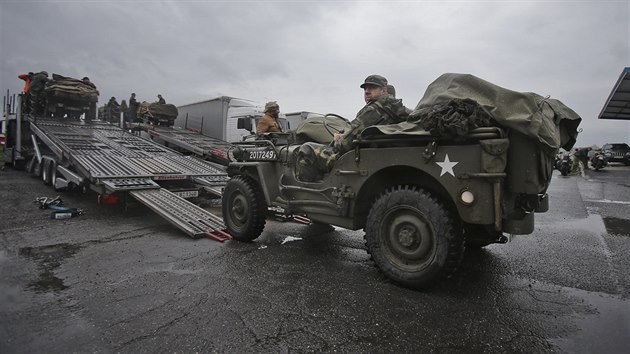 Členové Military Car Clubu v Plzni se vydají na cestu do Normandie, kde se zúčastní oslav vylodění spojenců. Do třech nákladních kamionů se vešlo 37 vojenských historických vozidel. (29. 5. 2019)