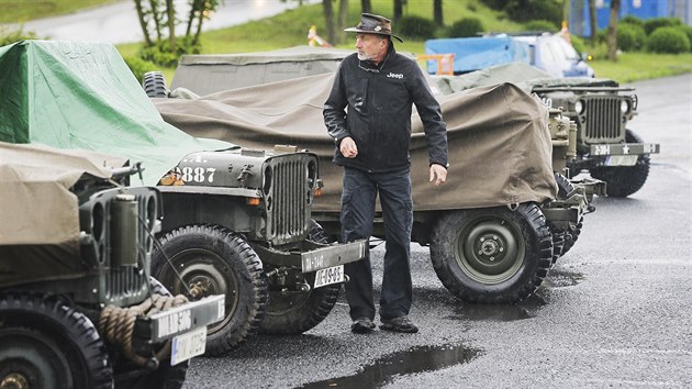 Členové Military Car Clubu v Plzni se vydají na cestu do Normandie, kde se zúčastní oslav vylodění spojenců. Do třech nákladních kamionů se vešlo 37 vojenských historických vozidel. (29. 5. 2019)