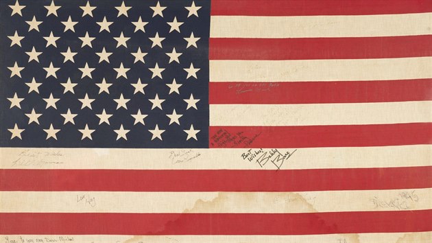 Vlajka, na kterou se Michalovi Tunmu podepsaly legendy americk country vetn Willieho Nelsona