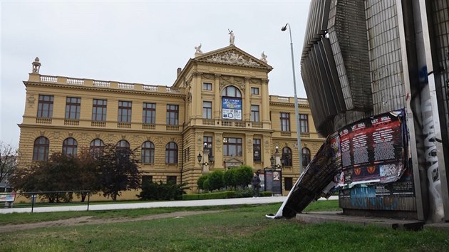 Nelegální výlepy na výdechu z metra před budovou pražského městského muzea (22. května 2019)