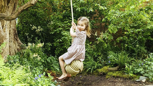 Princezna Charlotte v zahrad, kterou pomohla navrhnout jej maminka Kate.