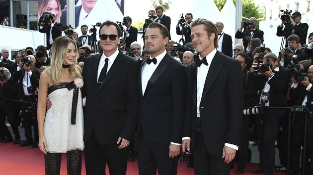 Margot Robbie, Quentin Tarantino, Leonardo DiCaprio a Brad Pitt na premie filmu Tenkrt v Hollywoodu (Cannes, 21. kvtna 2019)