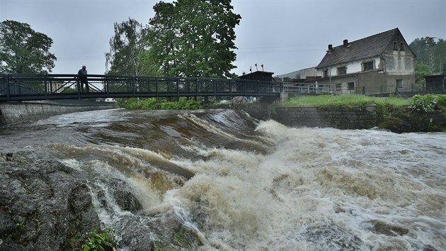 V Jizerskch horch se hladina eky Smd dostala na druh povodov stupe a pozdji klesla. (22. kvtna 2019)