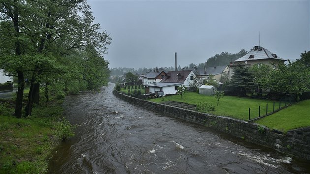 V Jizerských horách se hladina řeky Smědé dostala na druhý povodňový stupeň a později klesla. (22. května 2019)