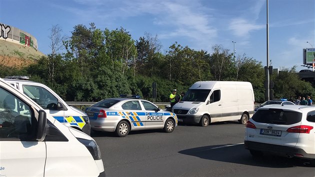 Policist sthali v Praze na Jin spojce idie ujdjcho v protismru. Zastavili ho a stelbou. (23. kvtna 2019)