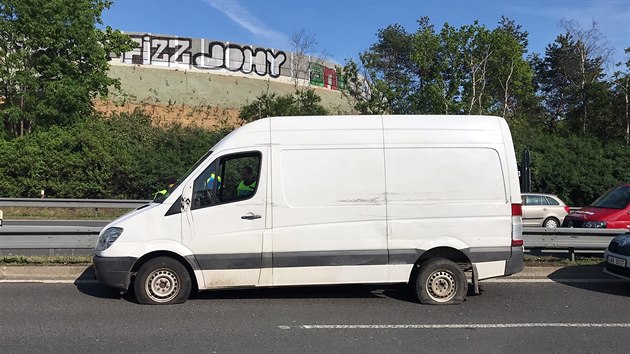 Policist sthali v Praze na Jin spojce idie ujdjcho v protismru. Zastavili ho a stelbou. (23. kvtna 2019)