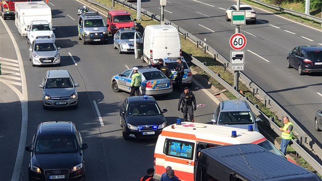 Na Jin spojce v Praze ujdl policii v protismru idi ukradenho mercedesu. Zastavili ho a vstely do pneumatik. (23. kvtna 2019)