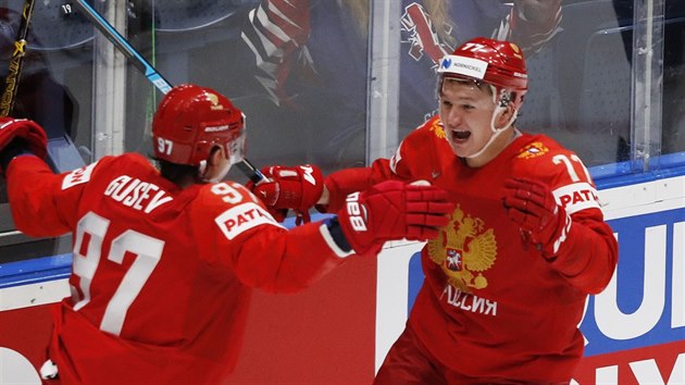 Ruští hokejisté Kirill Kaprizov (vpravo) a Nikita Gusev slaví gól v síti USA.