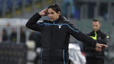 Trenér fotbalist Lazia Simone Inzaghi udílí pokyny svým svencm.