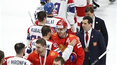 DOBOJOVÁNO. Čeští a ruští hokejisté se zdraví po utkání o bronz.