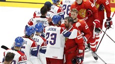 DOBOJOVÁNO. Čeští a ruští hokejisté se zdraví po utkání o bronz. Poplácávají se...