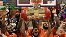 Basketbalisté Nymburku slaví estnáctý titul za sebou.