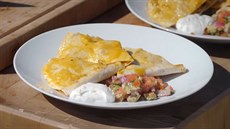 Quesadilla s avokádovou salsou a zakysanou smetanou