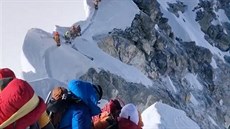 Horolezci-turisté míící na vrchol Mt. Everestu (22. kvtna 2019)