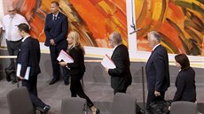 Ministi rakouské vlády odcházejí z plenárního sálu poté, co rakouský parlament...