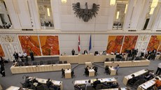 Prázdné vládní lavice poté, co vláda tratila dvru rakouského parlamentu. (27....