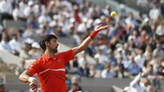 Novak Djokovi podává bhem 1. kola Roland Garros.