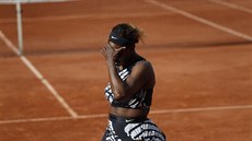 NEZKLAMALA. Serena Williamsová oblékla na letoní Roland Garros podobn odliný...