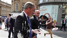 Britský politik a zastánce brexitu Nigel Farage dostal zásah mlé�ným koktejlem,...