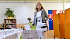 Nastupující slovenská prezidentka Zuzana aputová hovoí s novinái u volební...