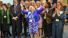 Kandidátka Strany pro brexit Anne Widdecombeová se raduje z výsledk� voleb....