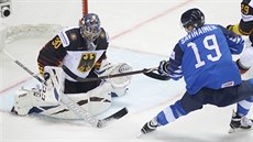 N�mecký branká� Philipp Grubauer zasahuje v utkání proti Finsku.