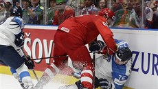 Veli-Matti Savinainen z Finska (vpravo) padá na mantinel po srá�ce s Rusem...