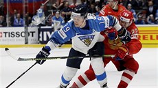 Fin Veli-Matti Savinainen (vlevo) v souboji s ruským hrá�em Nikitou Zajcevem.