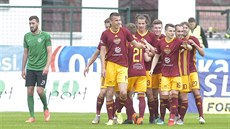 Fotbalisté Dukly se radují ze vstřeleného gólu do sítě Příbrami.