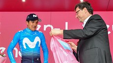 Richard Carapaz z Movistaru pebírá po 14. etap italského Gira rový dres.