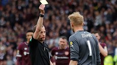 Zdenk Zlámal z Heart of Midlothian dostává lutou kartu bhem zápasu skotského...