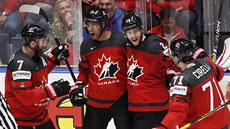 Kanadští hokejisté se radují ze vstřeleného gólu v zápase proti České republice.