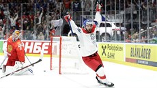 �eský úto�ník Michal �epík zvedá ruce nad hlavu poté, co vst�elil první gól...