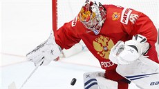 Ruský branká� Andrej Vasilevskij kryje puk v utkání proti �esku.