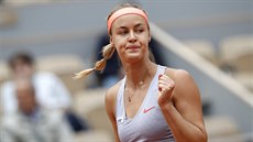 Anna Karolína Schmiedlová ze Slovenska se povzbuzuje během utkání Roland Garros.