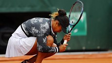 Japonka Naomi Ósakaová smutní v utkání Roland Garros.
