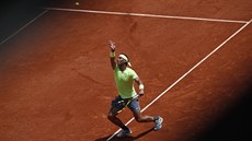 panl Rafael Nadal servíruje na Roland Garros.
