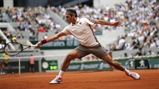 výcar Roger Federer se natahuje po míi na Roland Garros.
