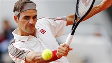 Roger Federer ze výcarska se soustedí na bekhendový volej na Roland Garros.