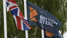 Tato fotografie ukazuje vlajku s logem British Steel u vchodu do závodu na...