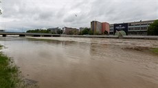 Perov, kvli vydatným srákám se eka Beva dostala na nkterých místech a na...