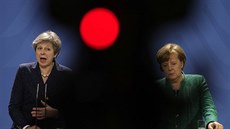 Theresa Mayova za kamerou s Angelou Merkelovou. (16.2.2018)