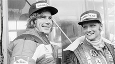 Rakouský jezdec Niki Lauda (vpravo) a britský závodník James Hunt na velké ceně...