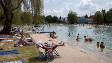 Koupalit Lhotka. Provoz znovu zahájilo loni. Jedná se o nejistí pírodní...