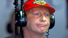 Niki Lauda z týmu Jaguar Racing sleduje tréninkové jízdy ped Velkou cenou...