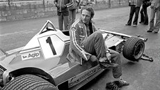 Automobilový závodník Niki Lauda ped tréninkovou jízdou (1976)