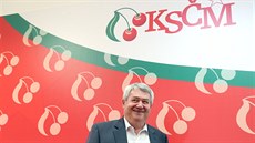 Vojtch Filip sleduje výsledky eurovoleb ve tábu KSM v Praze. (26. kvtna...