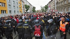 Policie doprovází slávistické fanouky na stadion v Olomouci ped finálovým...